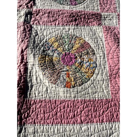 Mabel's 1945 Pink & White Dresden Plate Feedsack Floral Quilt - Picture 2 of 6
